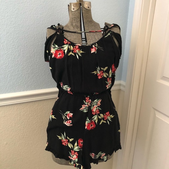 Black flowered romper - Picture 3 of 4